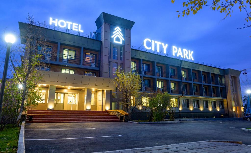 烏蘭烏德的住宿－City Park Hotel，上面有城市公园标志的建筑