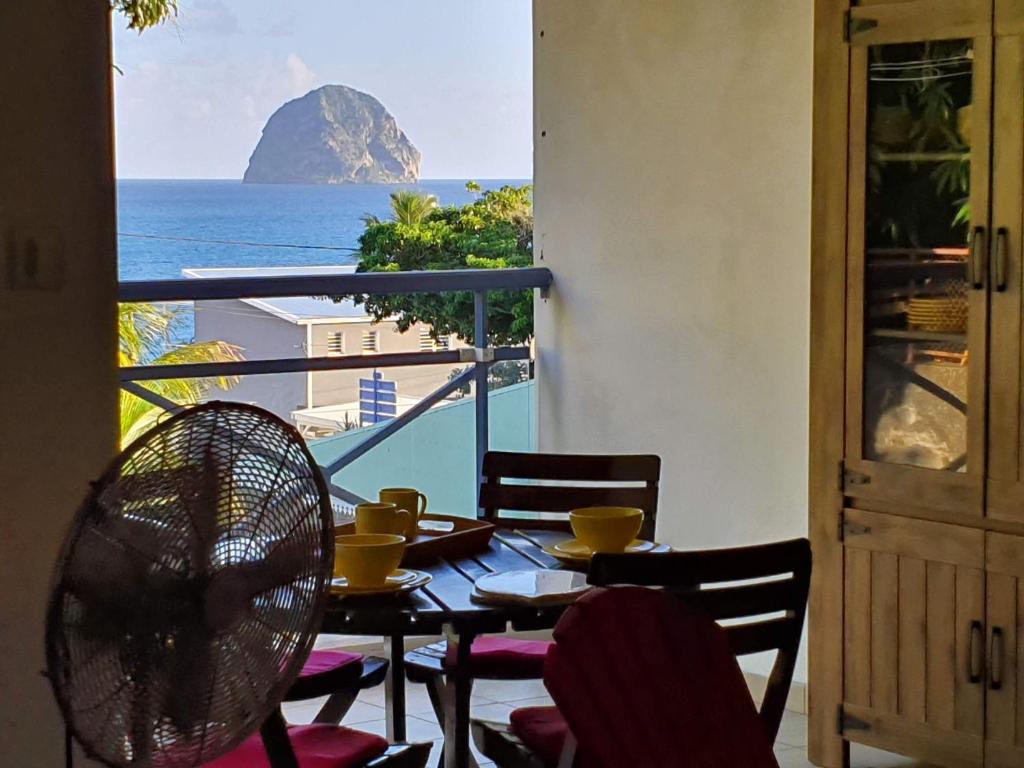 樂迪亞曼特的住宿－Beau T2 Passion Vacance，一张桌子和椅子,享有海景