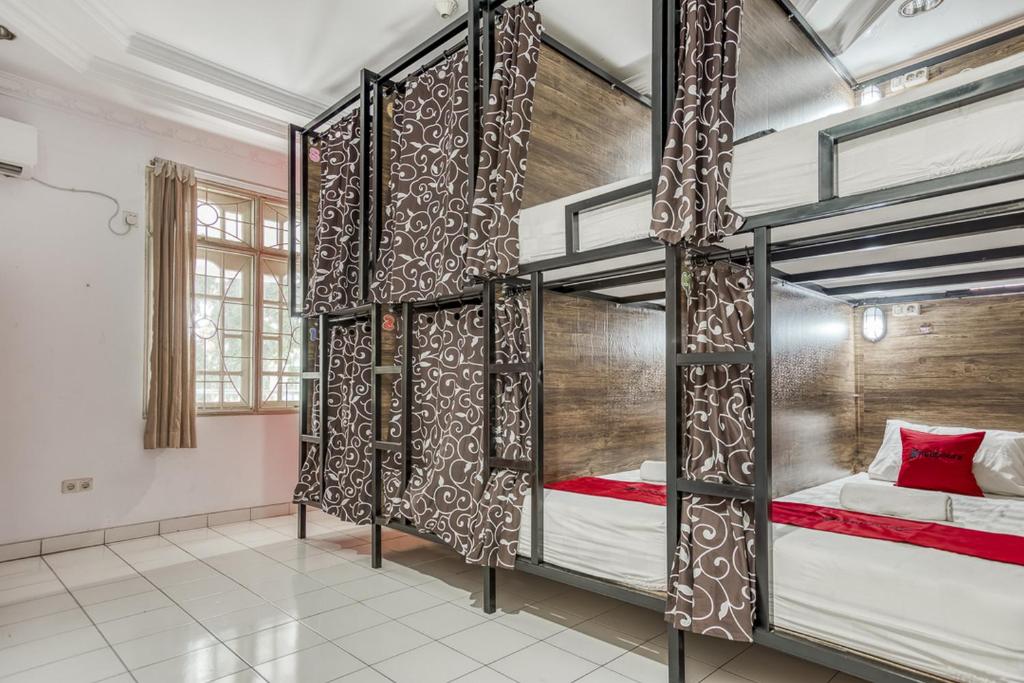 Двухъярусная кровать или двухъярусные кровати в номере RedDoorz Hostel @ Feliz Noche Cengkareng