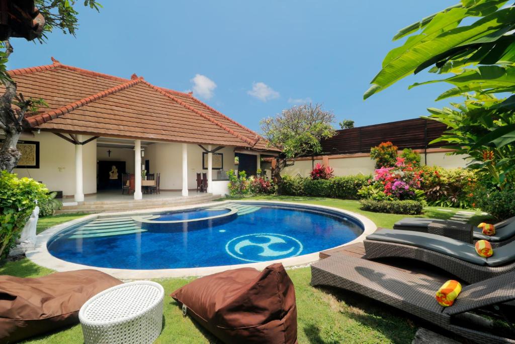 una piscina en el patio de una casa en Heliconia Villa, en Seminyak