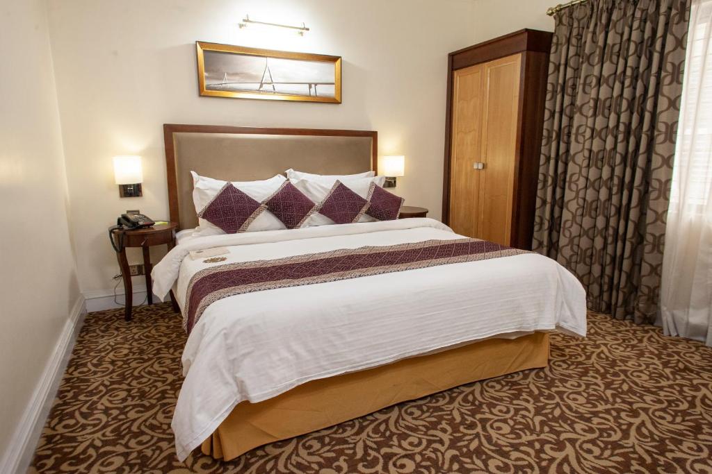 
A bed or beds in a room at Royal Park Residence Hotel
