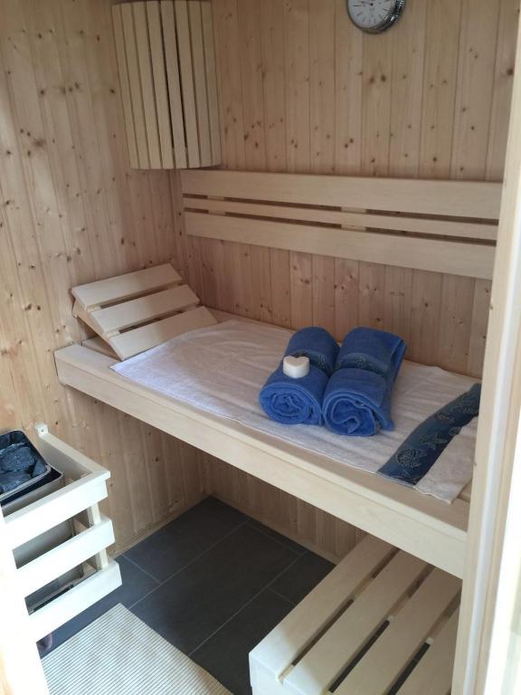 Postel nebo postele na pokoji v ubytování Reethaus Seeadler mit Sauna, Terrasse, Garten