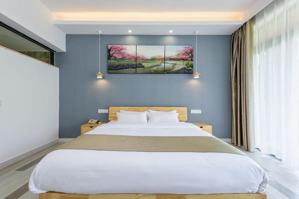 Postel nebo postele na pokoji v ubytování Yangshuo Yi Landscape Hotel