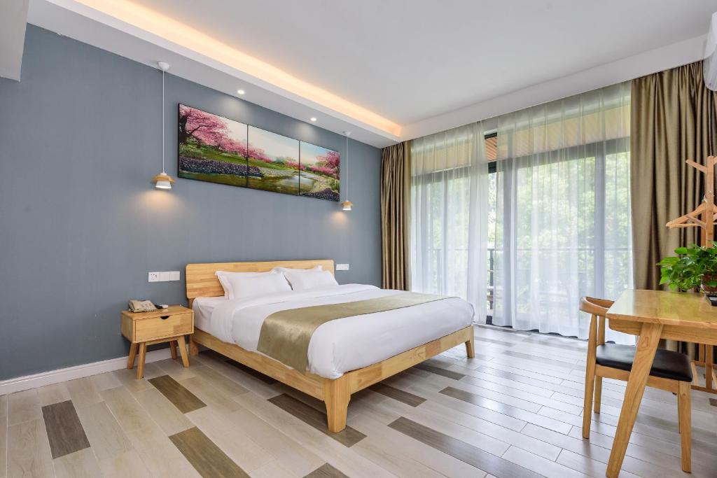 Postel nebo postele na pokoji v ubytování Yangshuo Yi Landscape Hotel