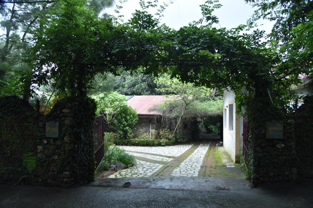een ingang naar een huis met een boog bij Serene, Dehra Dun in Dehradun