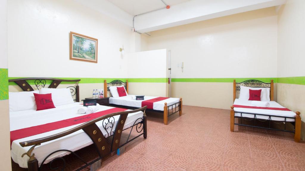 RedDoorz at Praferosa Resort Hotel Calamba - Family Room