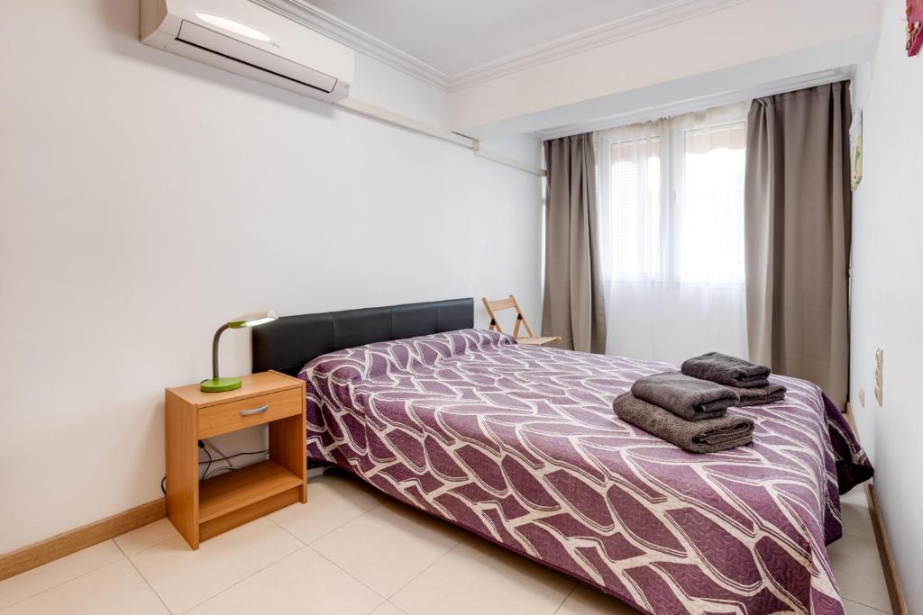 ein Schlafzimmer mit einem Bett und einem Fenster mit Handtüchern darauf in der Unterkunft Apartamento Boliche in Benimagrell