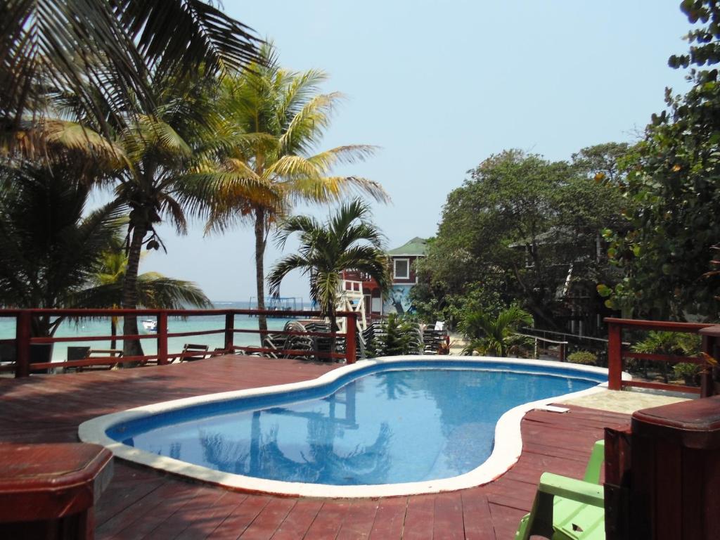 Bazén v ubytování Fosters West Bay Resort nebo v jeho okolí