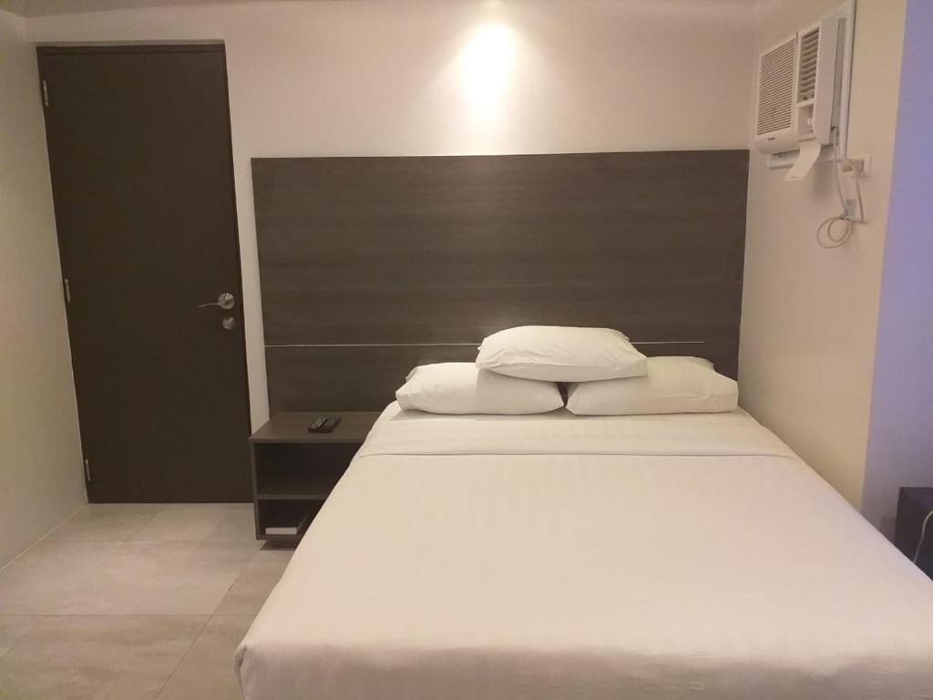 Postel nebo postele na pokoji v ubytování Mabolo Royal Hotel