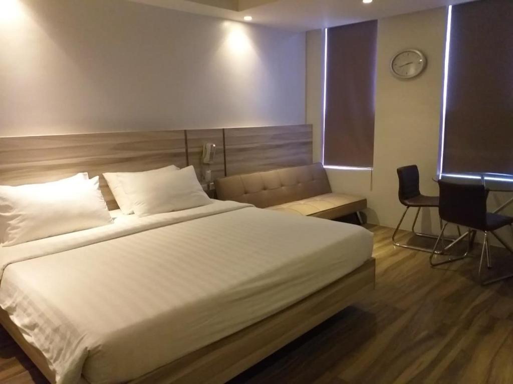 Postel nebo postele na pokoji v ubytování Mabolo Royal Hotel