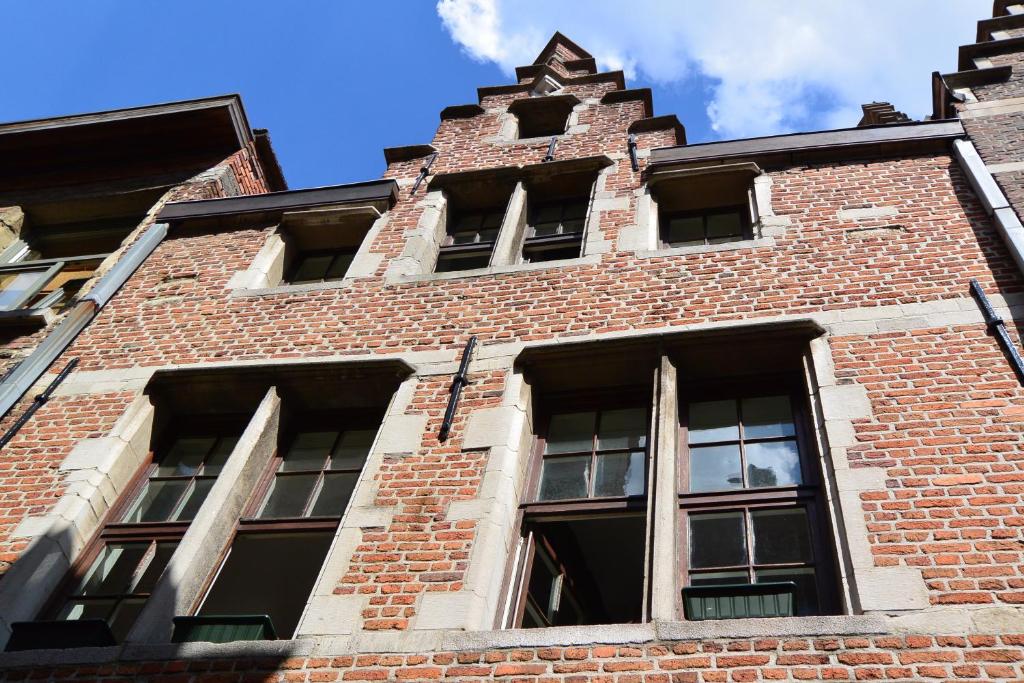 een bakstenen gebouw met ramen aan de zijkant bij B&B BedStarLine in Antwerpen