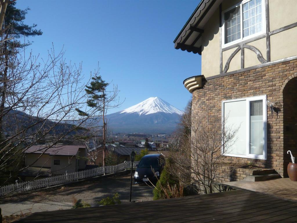 Cette maison offre une vue sur une montagne enneigée. dans l'établissement Fujikawaguchiko Crescendo, à Fujikawaguchiko