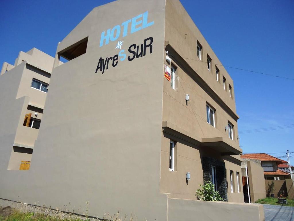 un cartello hotel sul lato di un edificio di Ayres Sur a Mar del Plata