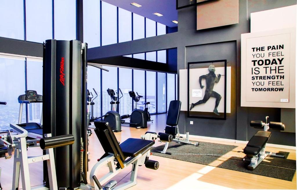 Fitness centrum a/nebo fitness zařízení v ubytování 2 Bedroom 2 BATHROOM NEAR SUMWAY PYRAMID