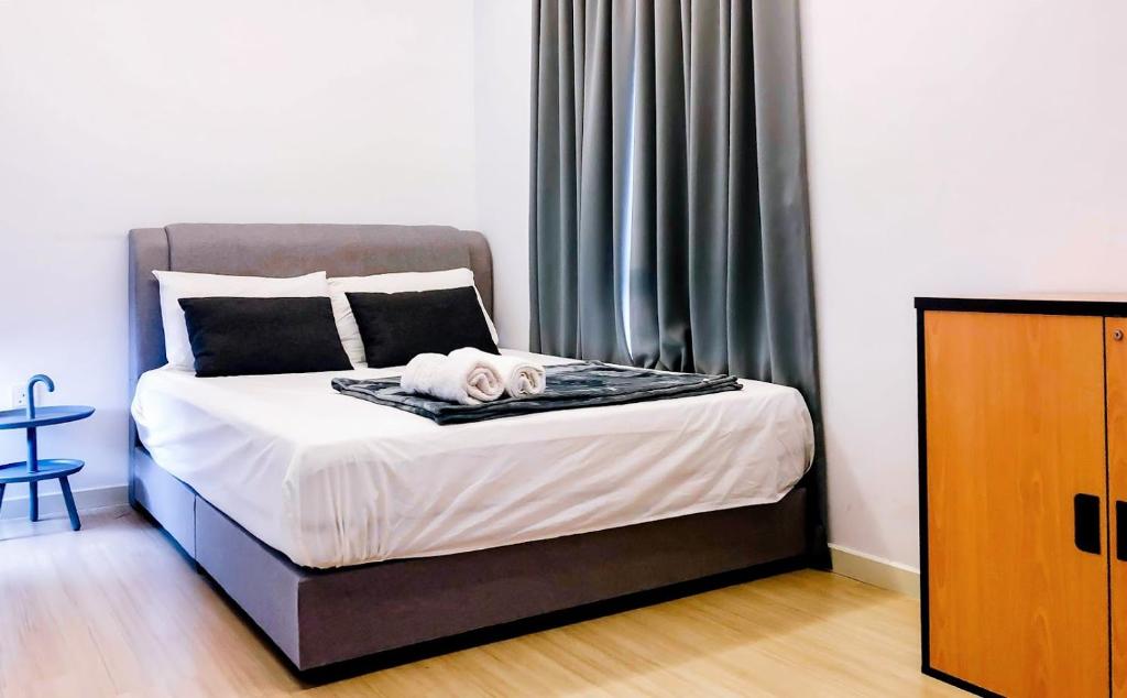 Postel nebo postele na pokoji v ubytování 2 Bedroom 2 BATHROOM NEAR SUMWAY PYRAMID