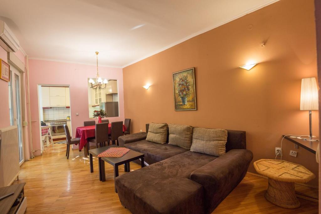 ein Wohnzimmer mit einem Sofa und einem Tisch in der Unterkunft Apartments Terazije in Belgrad