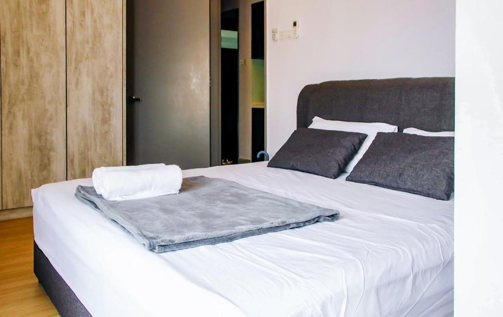 Postel nebo postele na pokoji v ubytování 2 Bedroom 2 BATHROOM NEAR SUMWAY PYRAMID