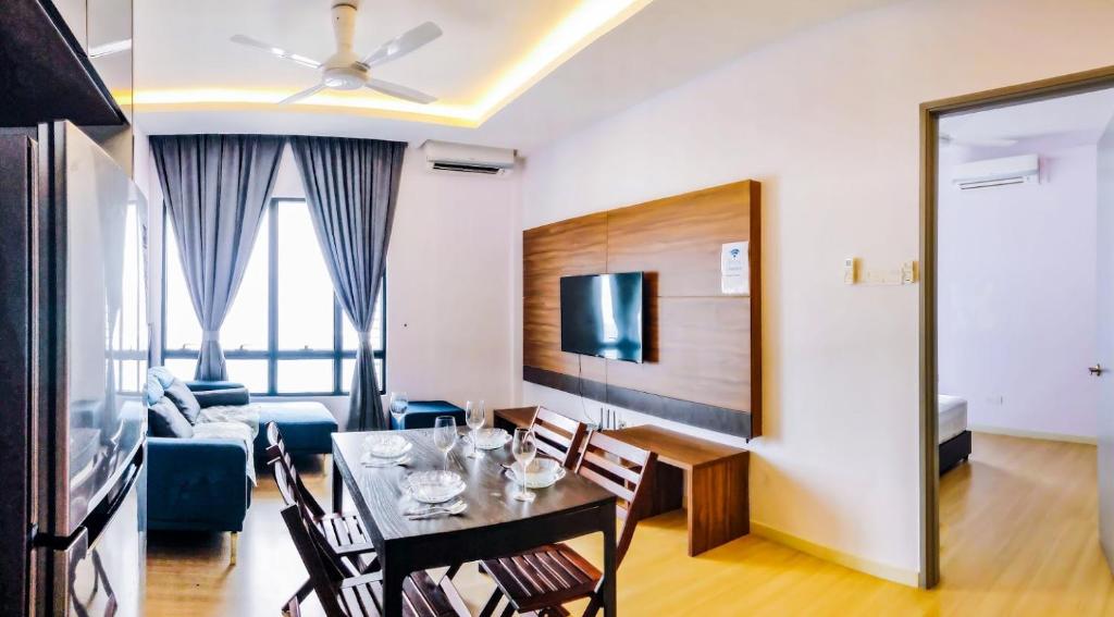 TV a/nebo společenská místnost v ubytování 2 Bedroom 2 BATHROOM NEAR SUMWAY PYRAMID