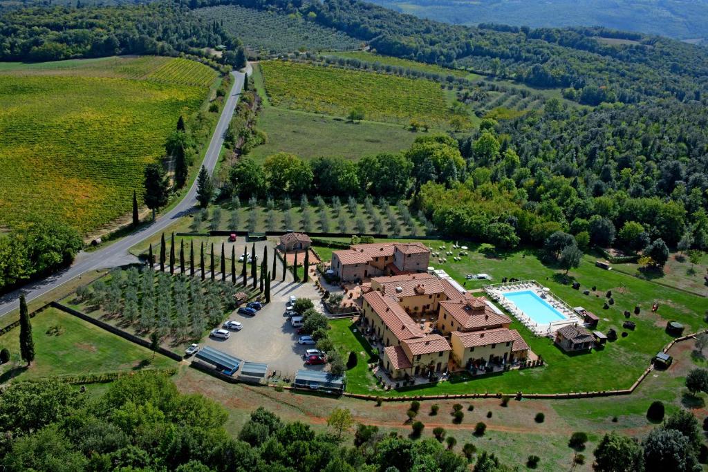  Elle offre une vue aérienne sur une demeure de caractère dotée d'une piscine. dans l'établissement Hotel & Restaurant Casolare Le Terre Rosse, à San Gimignano