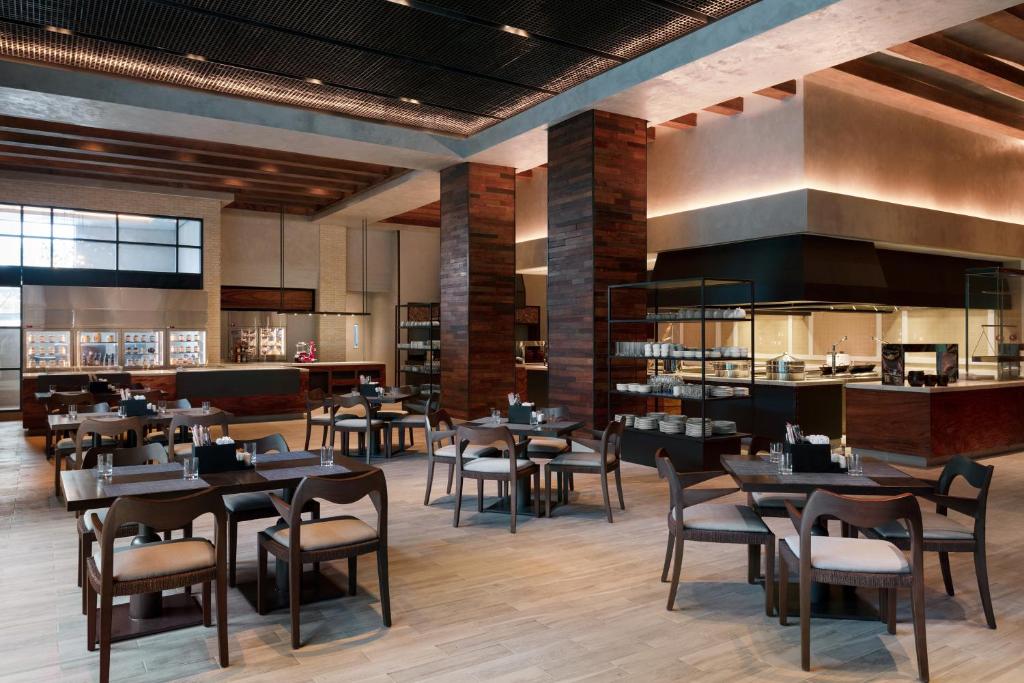 Restoran või mõni muu söögikoht majutusasutuses Clark Marriott Hotel