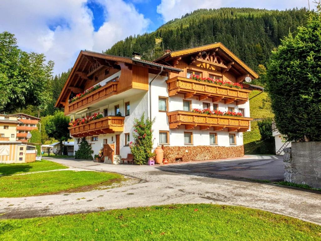 Alpen Appartements Lärchenhof في ليرموس: مبنى فيه بلكونات جنبه