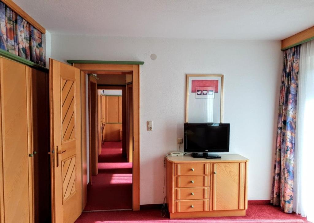 TV a/nebo společenská místnost v ubytování Alpen Appartements Lärchenhof