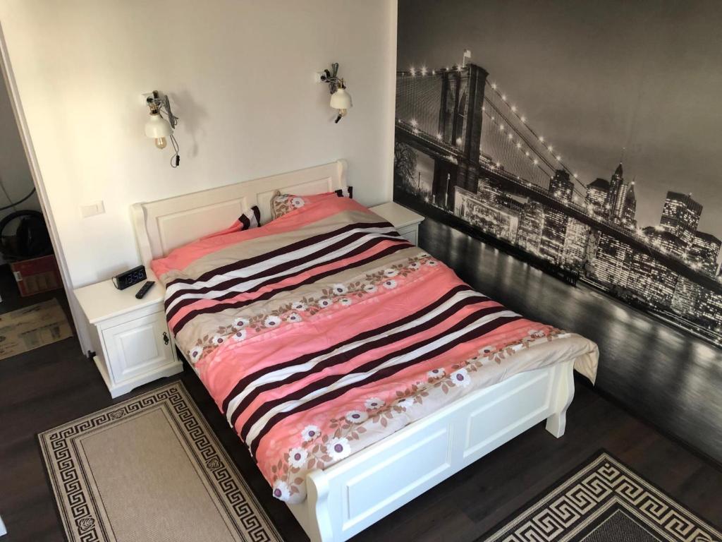 Un pat sau paturi într-o cameră la Downtown Apartment