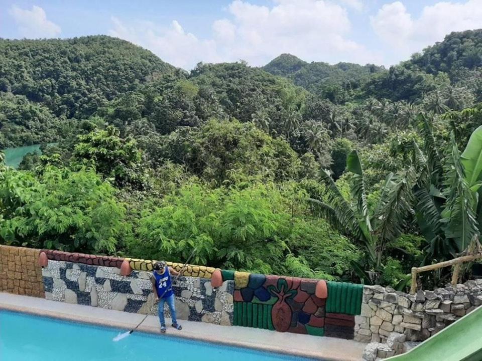 Nespecifikovaný výhled na hory nebo výhled na hory při pohledu z hotelu