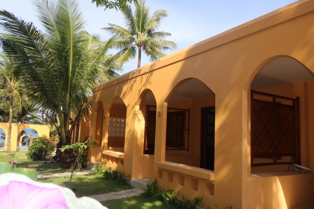 Vida Loca Sunset Beach Resort - 17