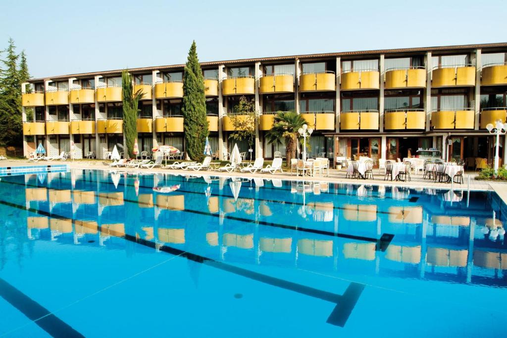 Bazén v ubytování Hotel Palme & Suite nebo v jeho okolí