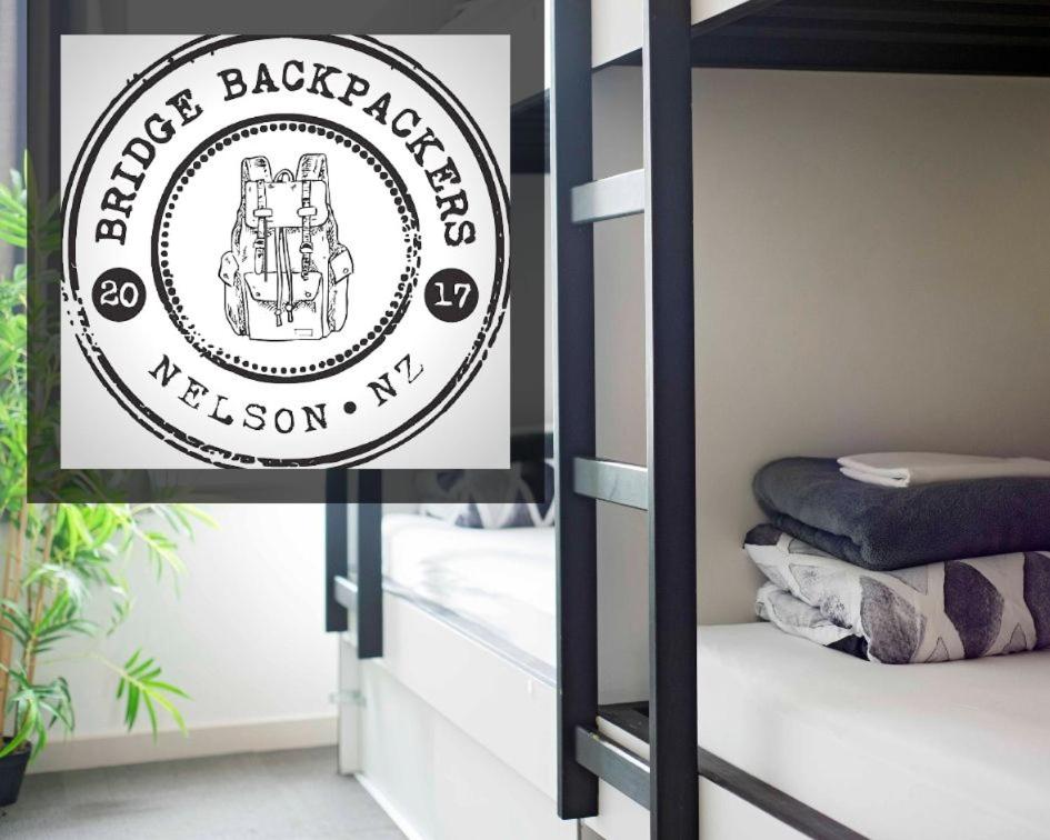 una señal para una academia universitaria en una habitación con literas en Bridge Backpackers, en Nelson