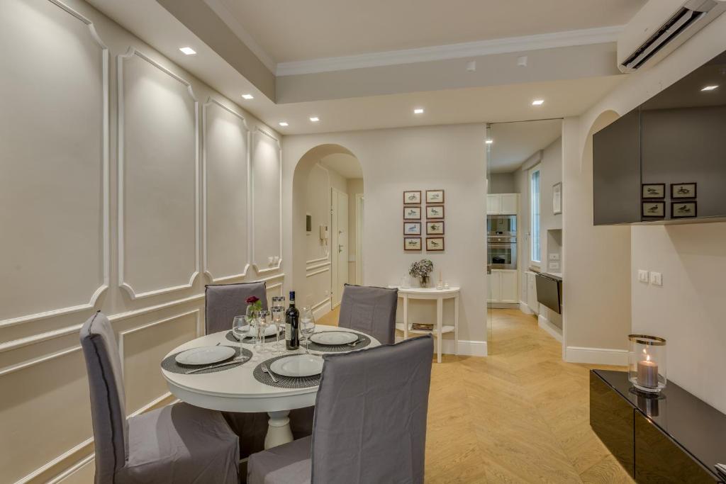 jadalnia z białym stołem i krzesłami w obiekcie Sophisticated Home we Florencji