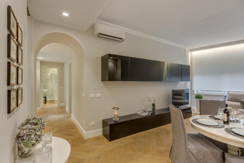 kuchnia ze stołem i jadalnią w obiekcie Sophisticated Home we Florencji