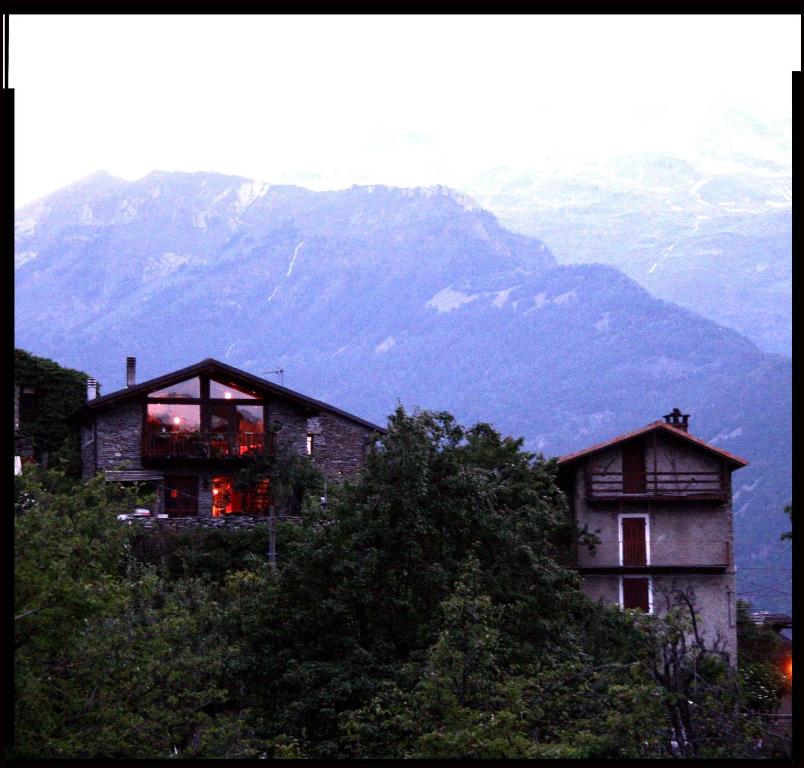 A general mountain view or a mountain view taken from a panziókat