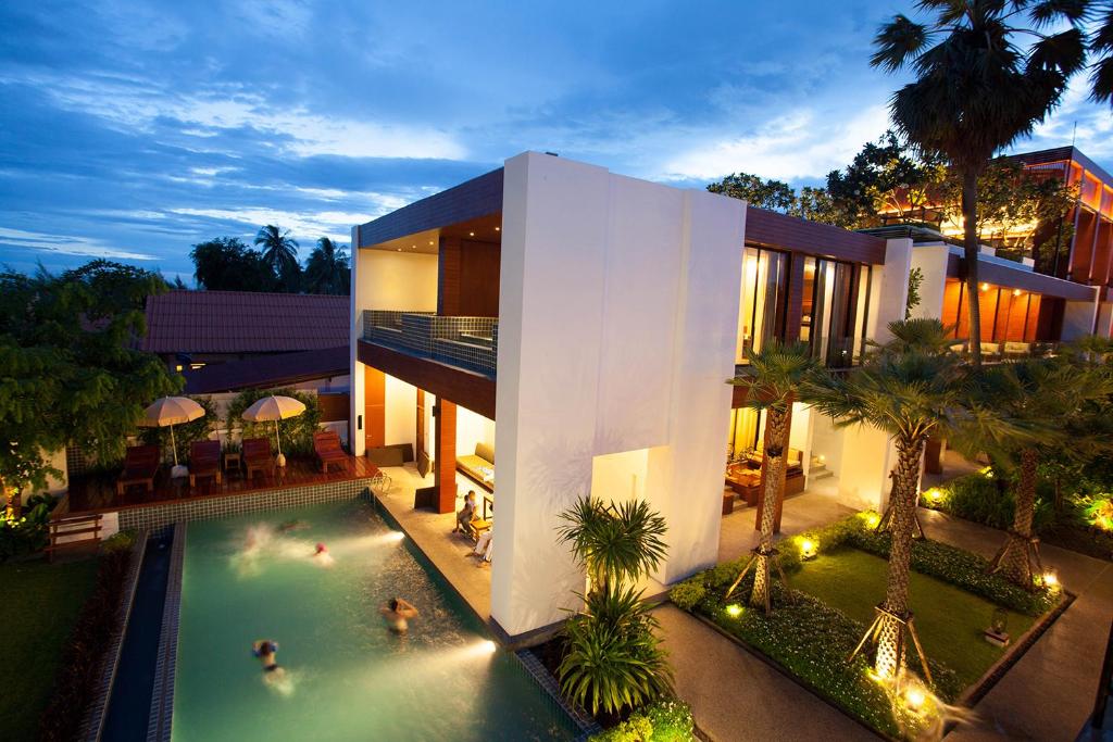 una casa con piscina frente a ella en Tri-Shawa Resort, en Klong Wan