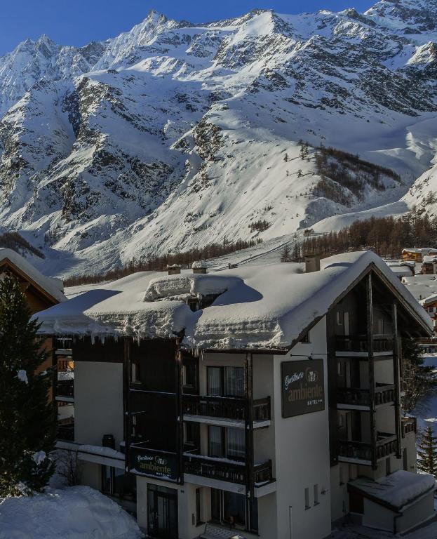 Nespecifikovaný výhled na hory nebo výhled na hory při pohledu z hotelu