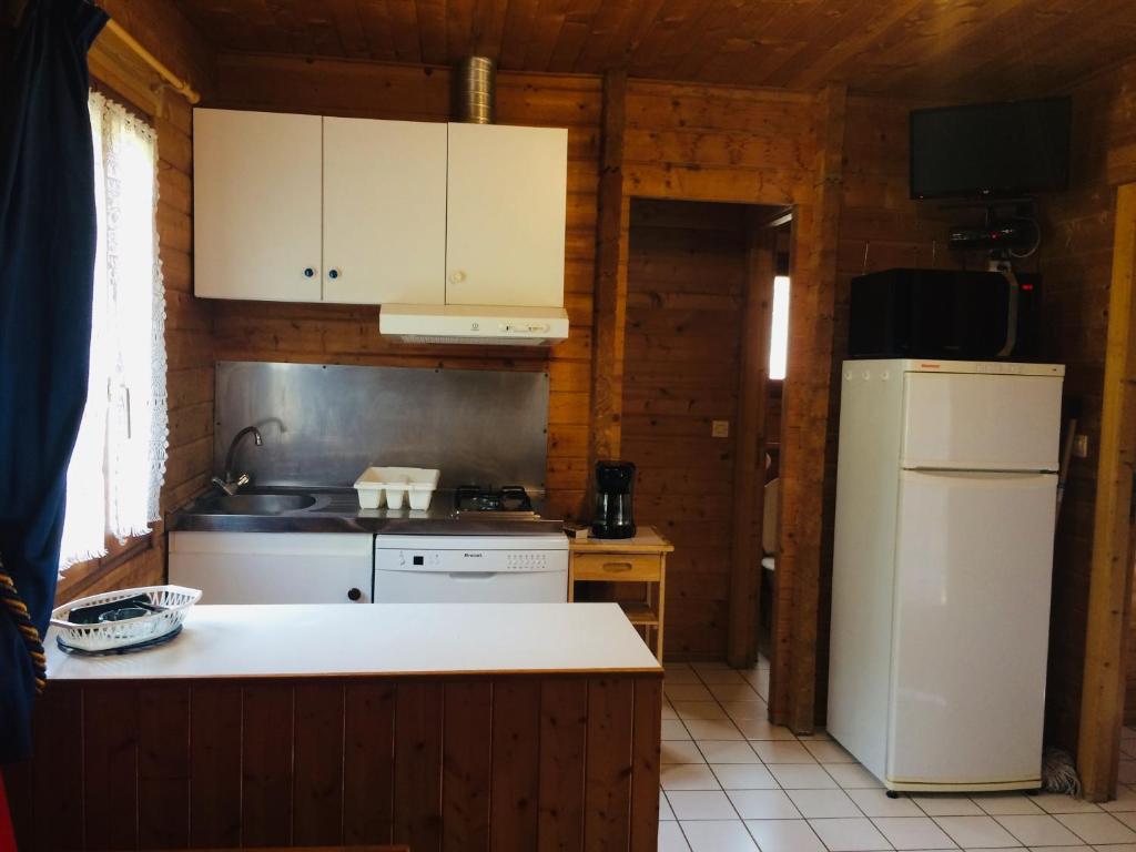 Kuchyň nebo kuchyňský kout v ubytování Les Chalets de Thegra proche de Rocamadour et Padirac