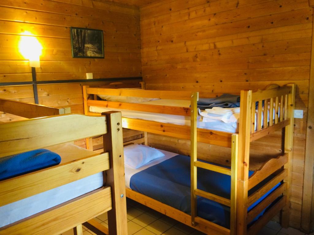 Palanda nebo palandy na pokoji v ubytování Les Chalets de Thegra proche de Rocamadour et Padirac