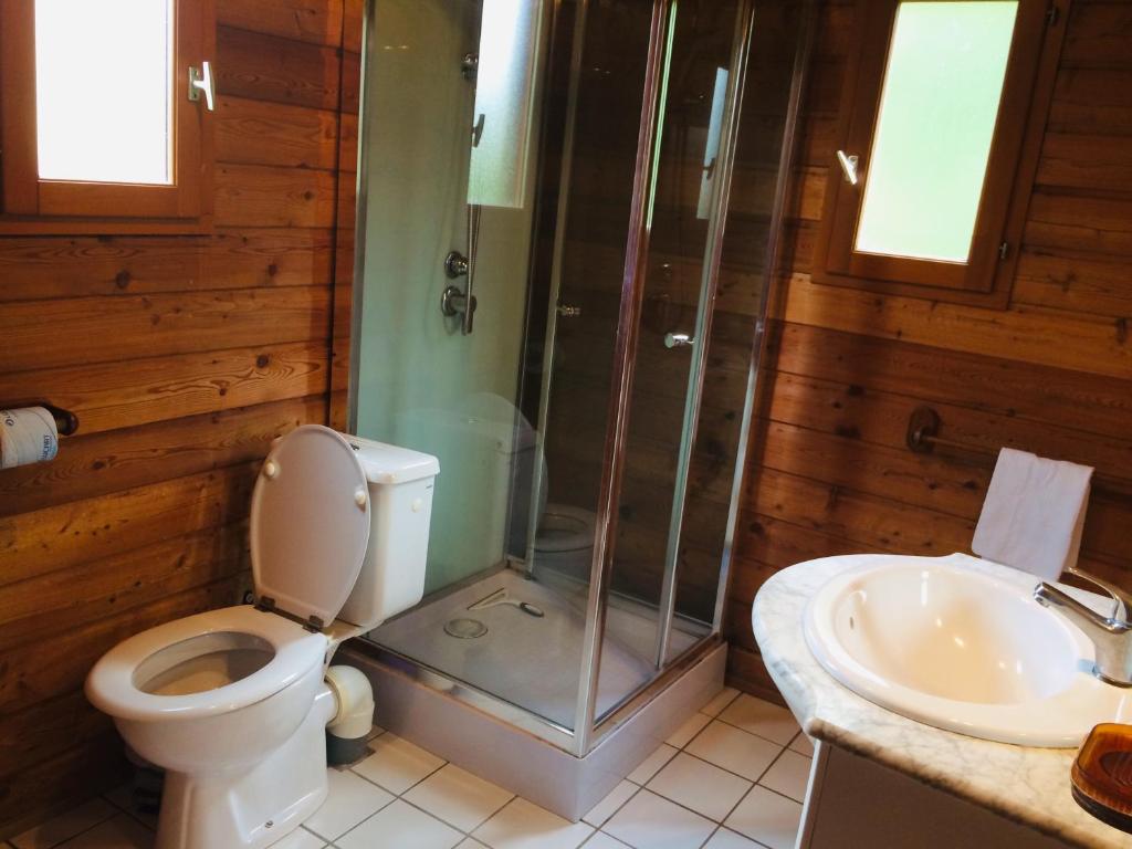 Koupelna v ubytování Les Chalets de Thegra proche de Rocamadour et Padirac