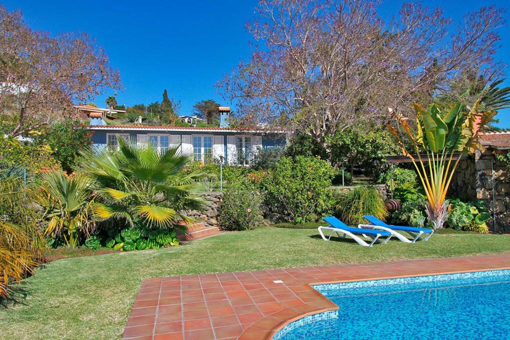 The swimming pool at or close to Casa Esther