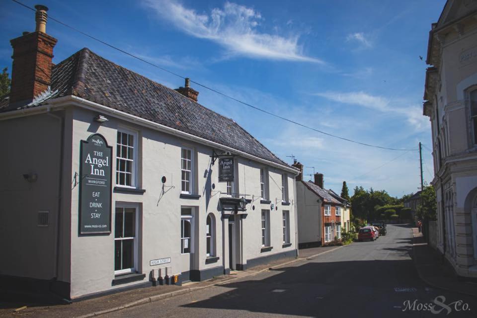 The Angel Inn في Wangford: مبنى ابيض على جانب شارع