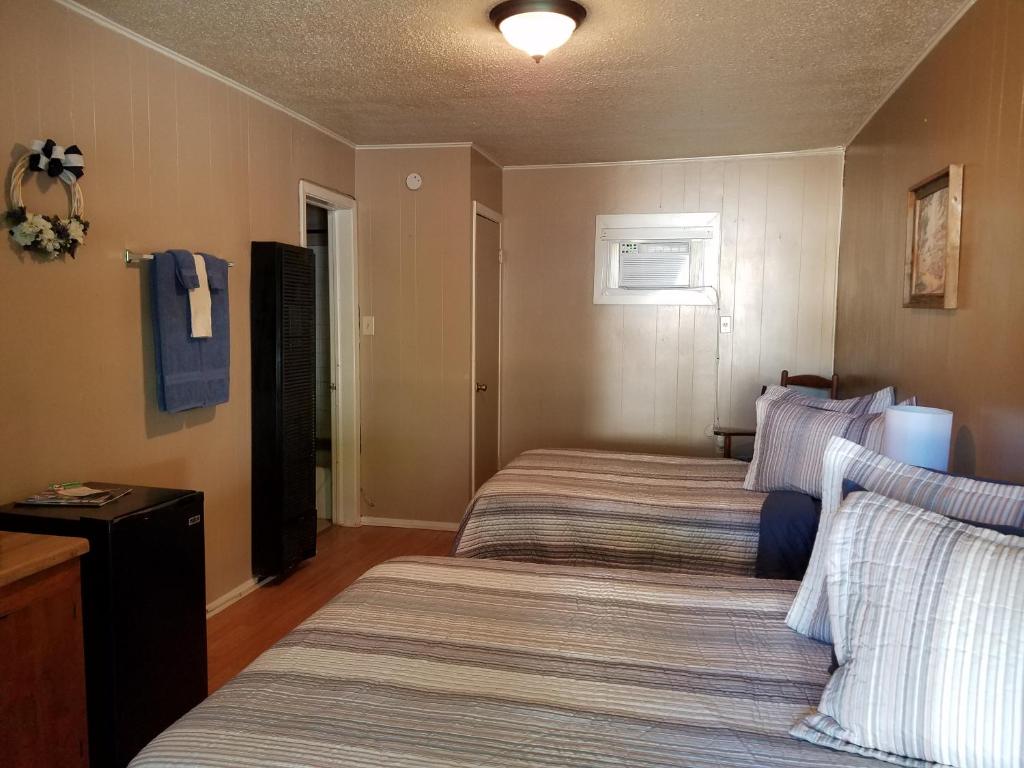 - une chambre avec 2 lits dans l'établissement Canton Motel, à Canton