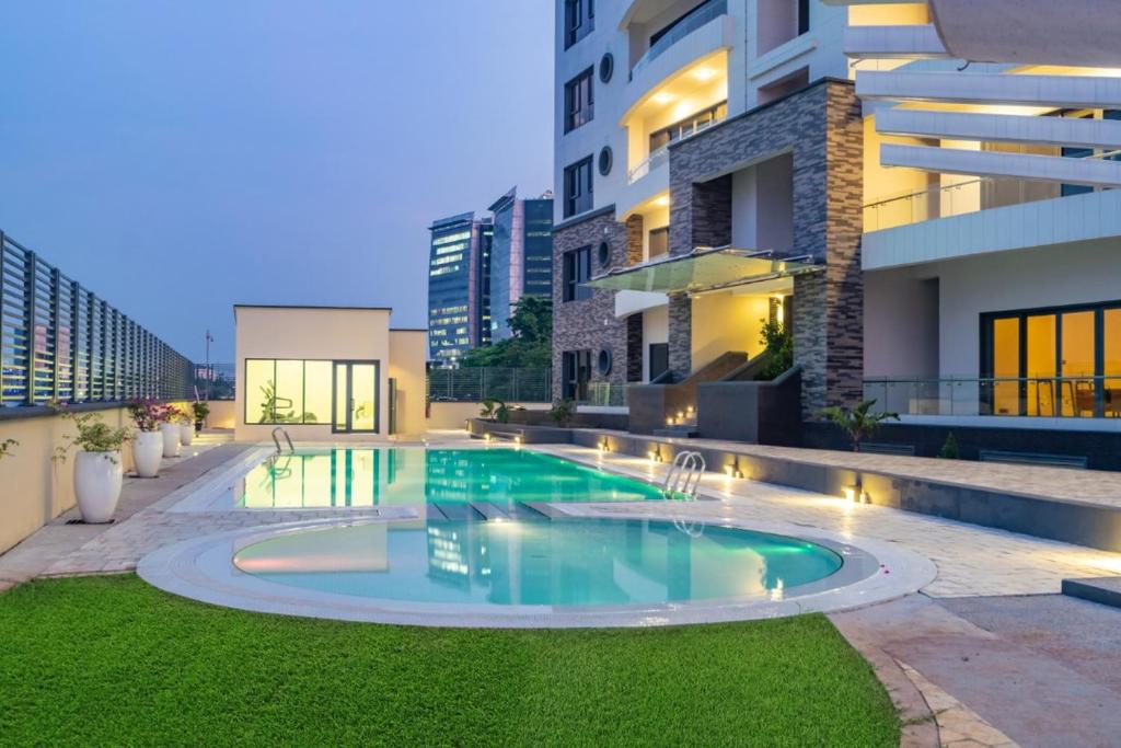uma piscina em frente a um edifício em The Seattle Residences and Spa em Lagos