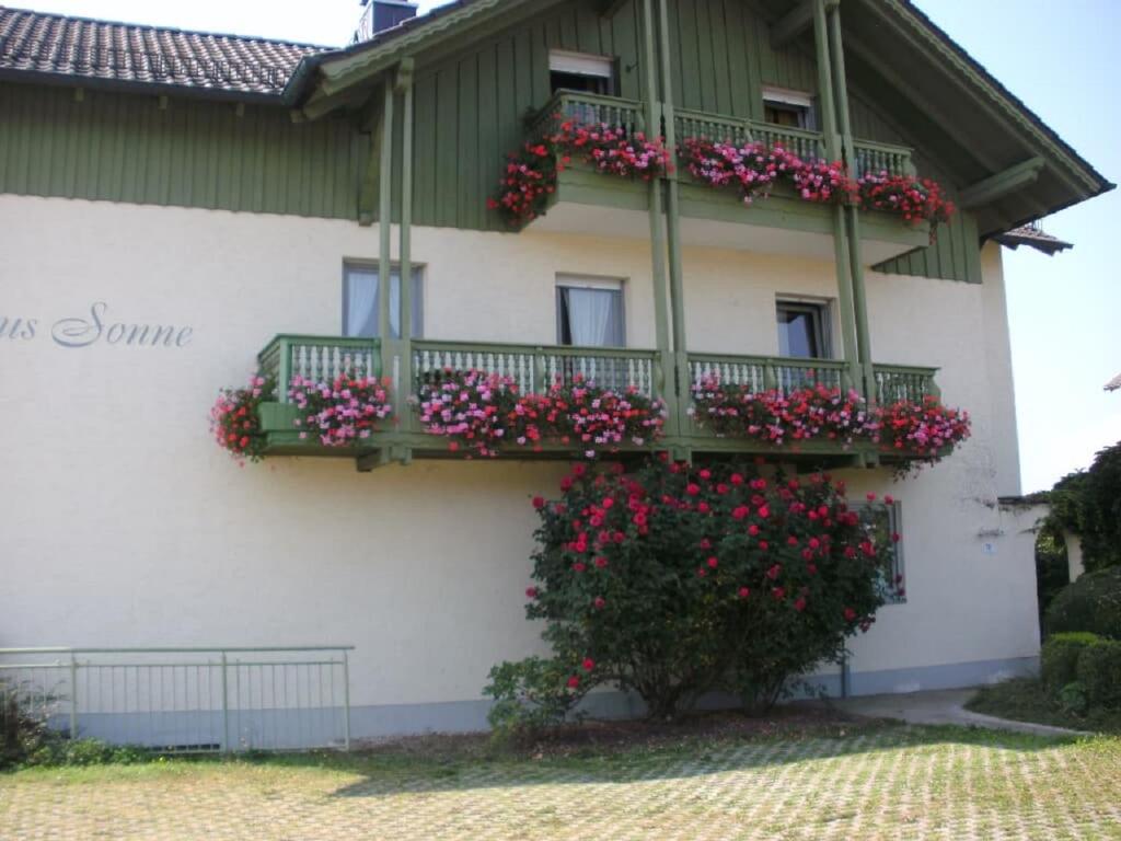 um edifício com caixas de flores ao lado em Haus Sonne em Kirchham
