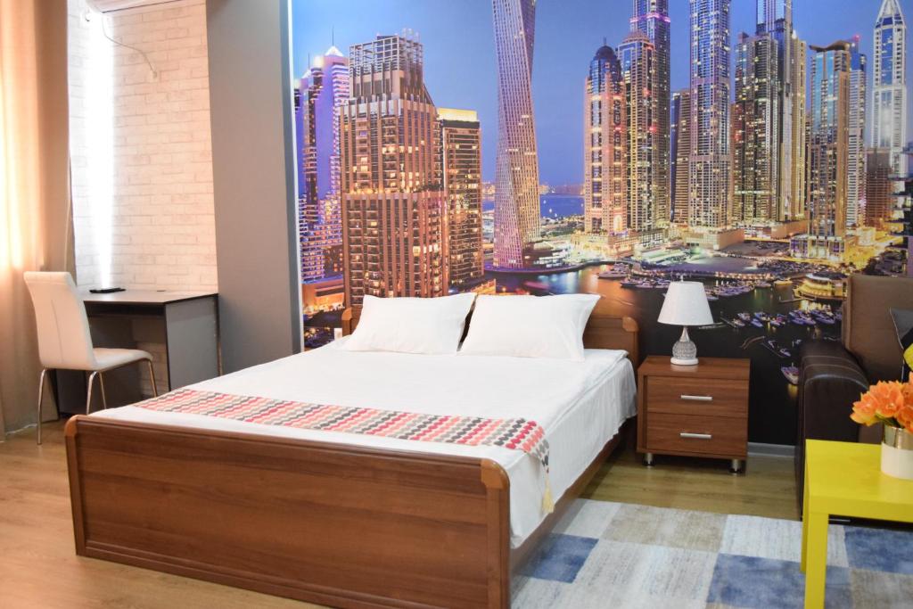 een slaapkamer met uitzicht op de stad bij Boutique apartment in the center in Bisjkek