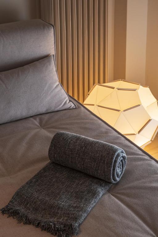 Łóżko lub łóżka w pokoju w obiekcie Demetra - Koukaki center apartment
