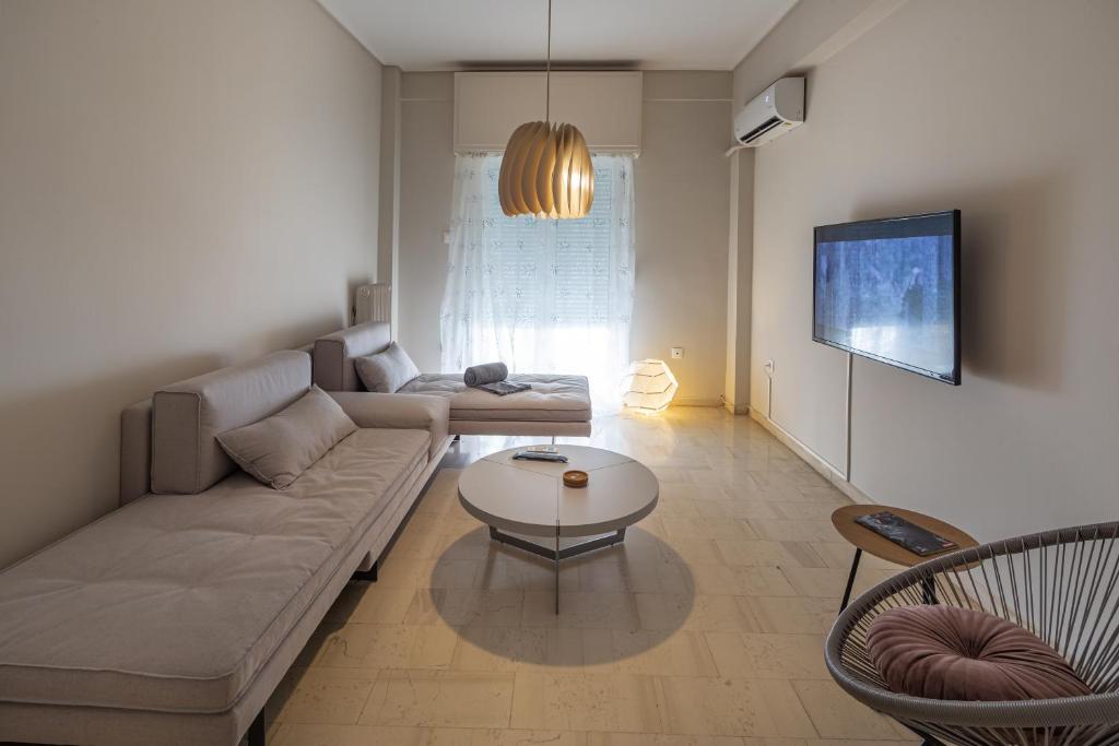 salon z kanapą i stołem w obiekcie Demetra - Koukaki center apartment w Atenach