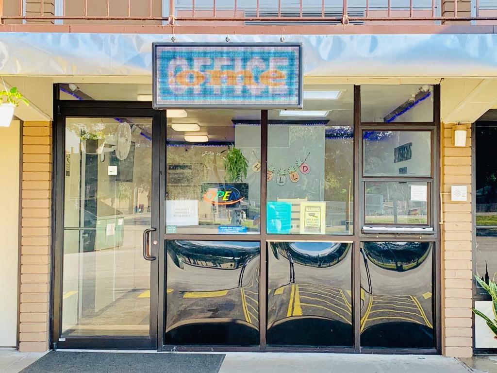 un negozio con porte a vetri e un cartello di Masters Inn a Seffner