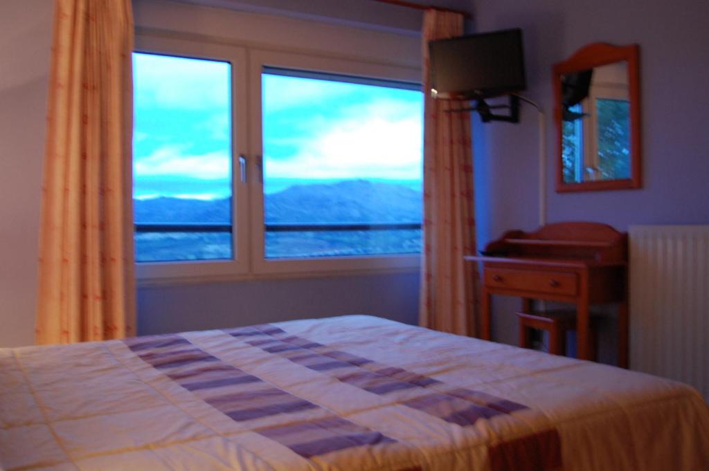A bed or beds in a room at Hotel Los Duques