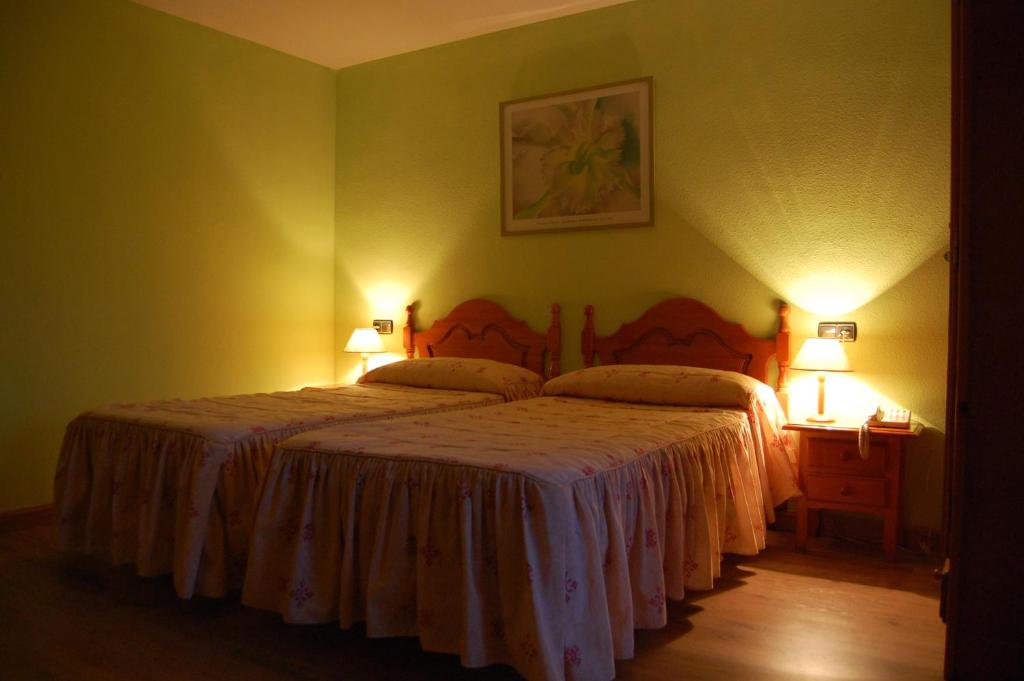 A bed or beds in a room at Hotel Los Duques
